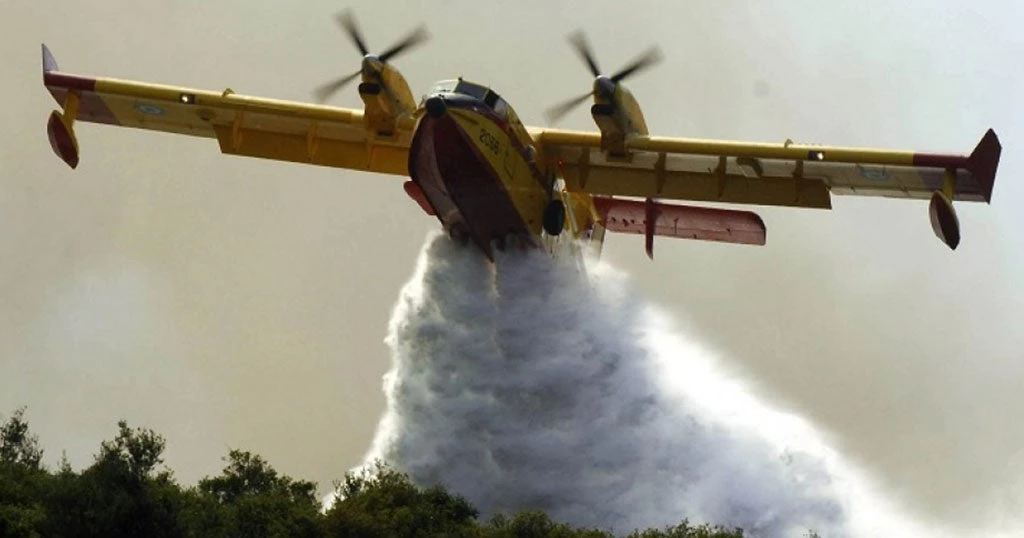 Αεροπυρόσβεση: Ο… Θεός να βάλει το χέρι του – Από τα 18 Καναντέρ πετάνε μόνο τα 4 – Τεράστιες οι ευθύνες